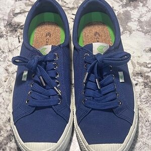 Cariuma canvas low top sneakers M8/W9.5